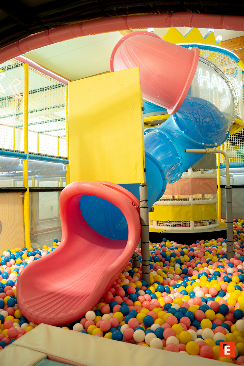 aire de jeux intérieure: toboggan rose et bac à balles