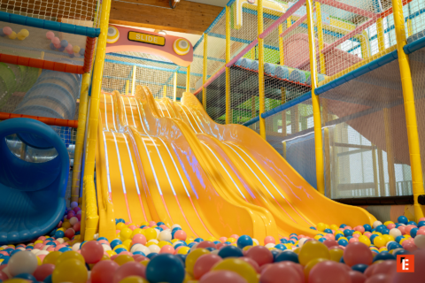 aire de jeux intérieure: toboggans jaunes et piscine à balles