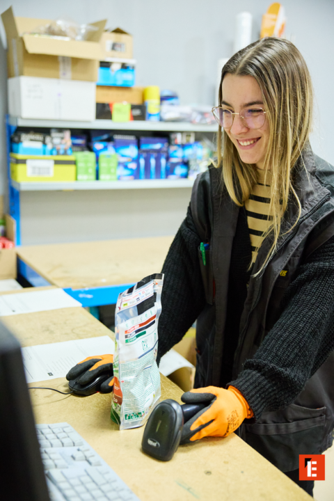 empleado escaneando producto para inventario en almacén