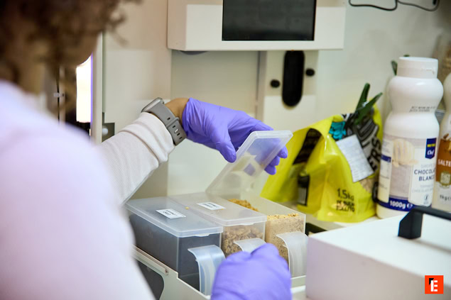 control de calidad: muestreo alimentario con guantes morados