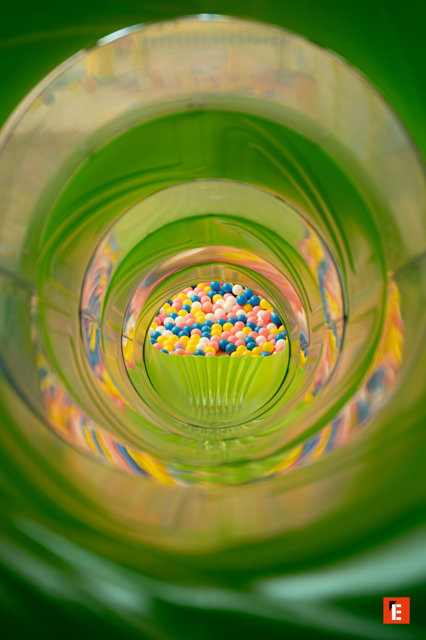 tunnel vert et billes colorées en perspective
