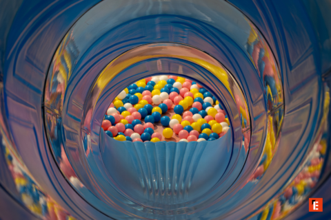 tunnel vers piscine à balles colorée