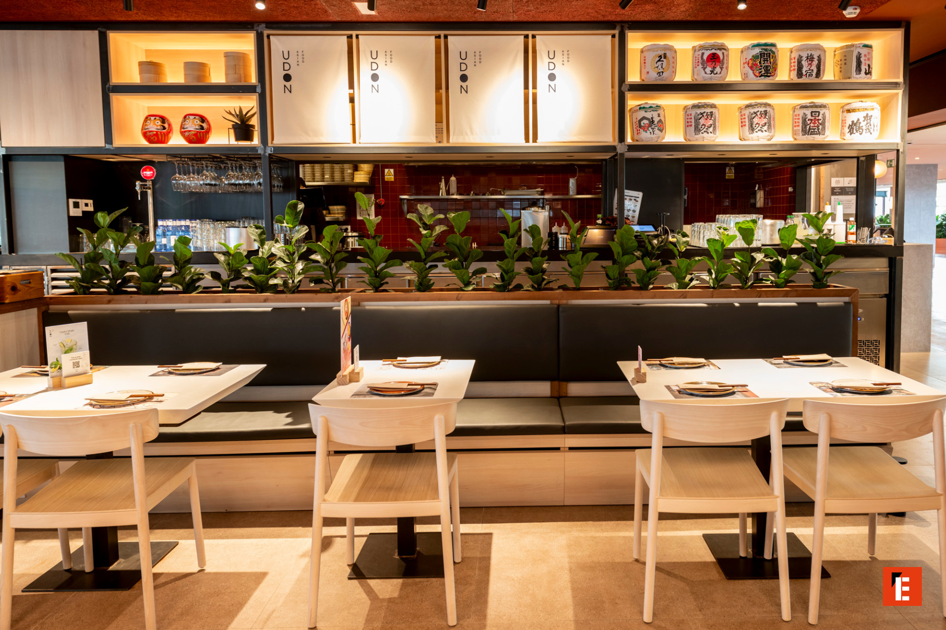 udon minimalista: restaurante japonés de madera y plantas