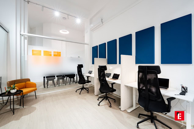 ufficio moderno open space con pannelli acustici