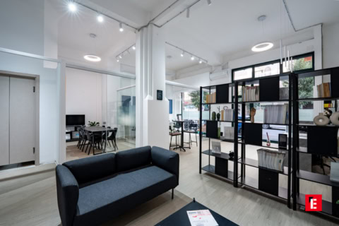 open space luminoso con lounge e sala riunioni