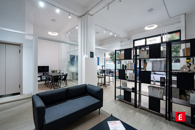open space luminoso con lounge e sala riunioni