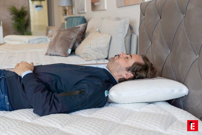 uomo disteso prova il materasso in showroom