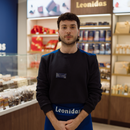 vetrina leonidas con commesso e cioccolatini
