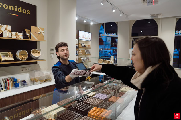 cioccolatini artigianali in vetrina e al banco