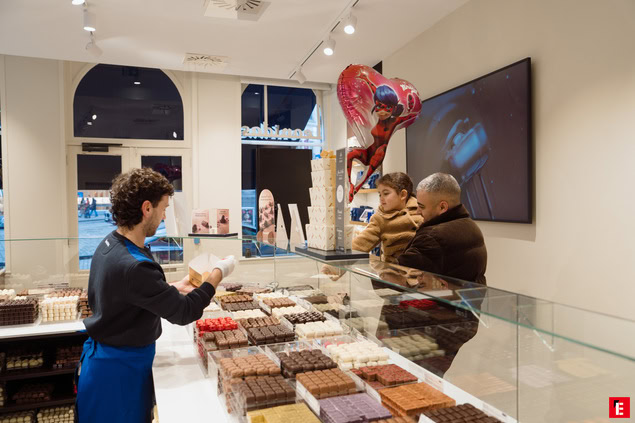 cioccolateria moderna: vetrina di praline artigianali