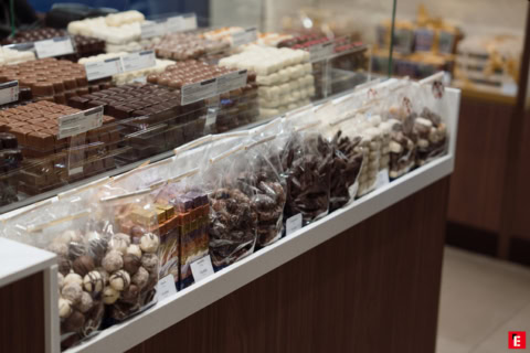 vetrina di cioccolatini artigianali: praline e tartufi