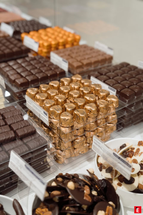 vetrina di cioccolatini artigianali e praline dorate