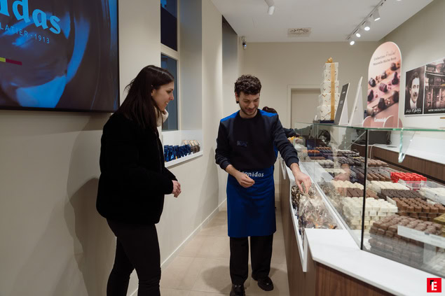 cioccolatini artigianali: vetrina e servizio accogliente