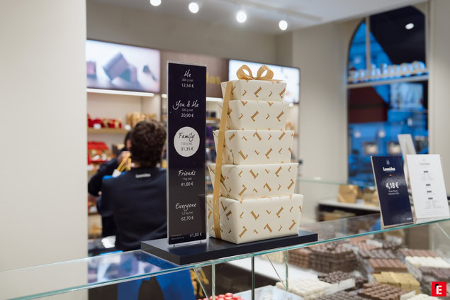 vetrina di cioccolato con scatole regalo eleganti