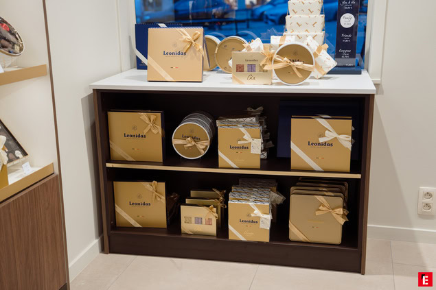vetrina cioccolato leonidas: scatole regalo eleganti