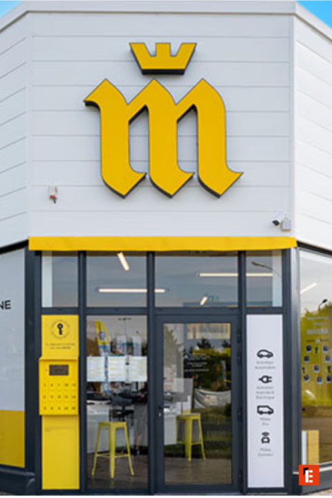 vetrina moderna con logo giallo e armadietto pacchi