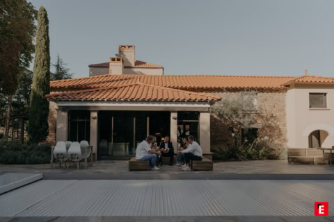villa méditerranéenne avec patio et jardin arboré