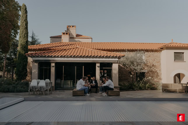 villa méditerranéenne avec patio et jardin arboré