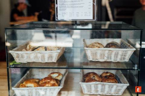 vitrine gourmande : croissants, bagels et pâtisseries