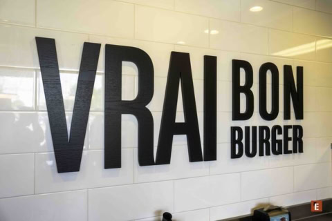 enseigne vrai bon burger minimaliste sur mur carrelé