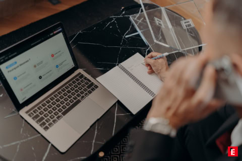 prise de notes au bureau moderne avec ordinateur portable