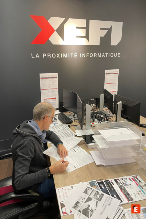 employé xefi traitant des documents au bureau