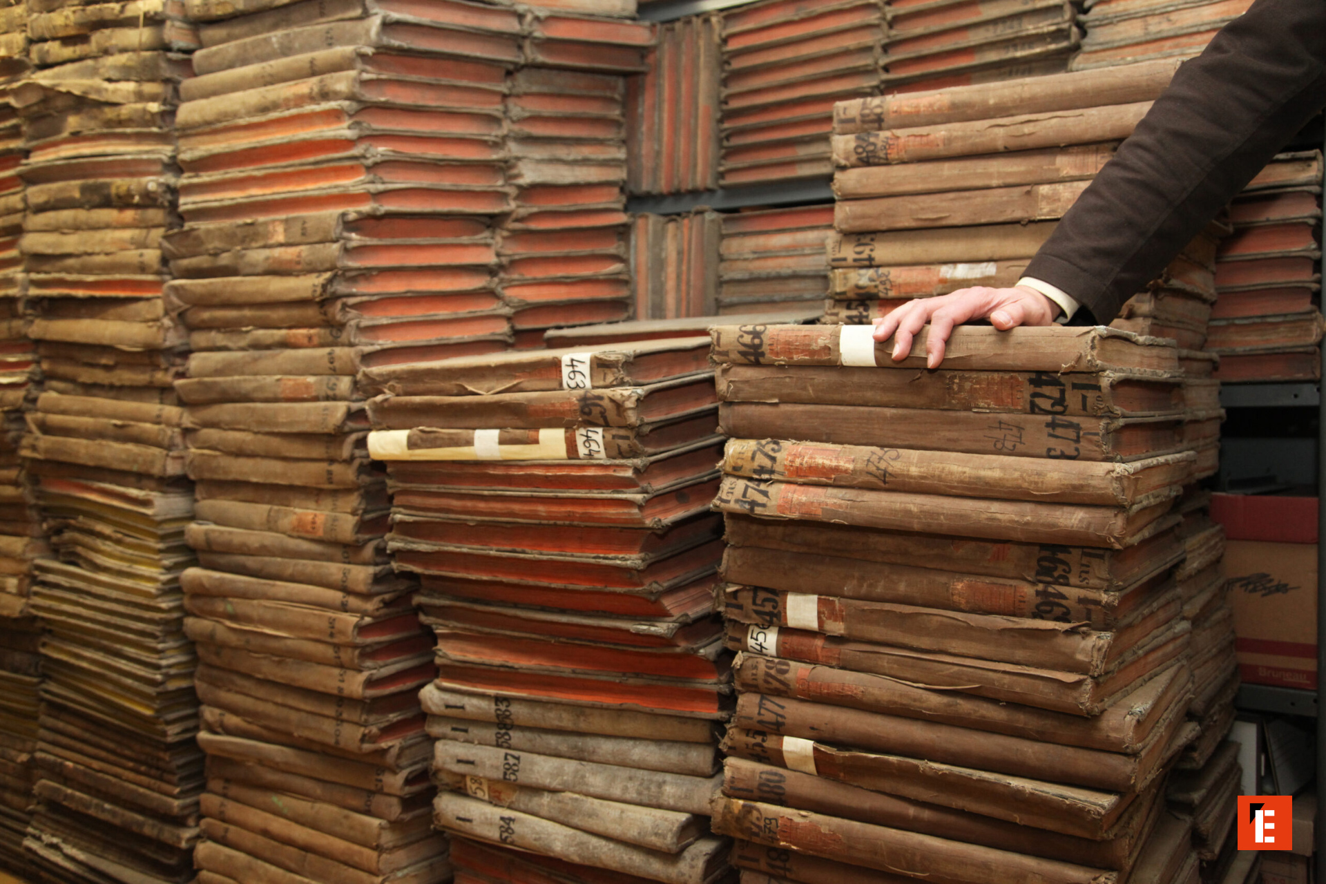 archives: piles de livres anciens