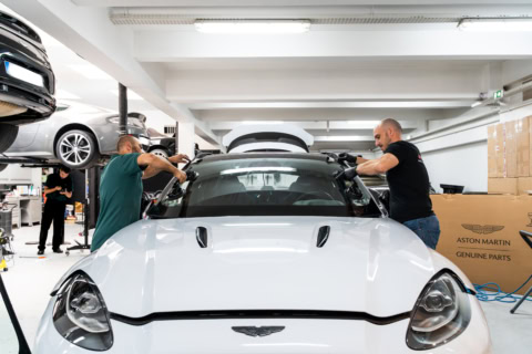 aston martin: wymiana przedniej szyby w warsztacie