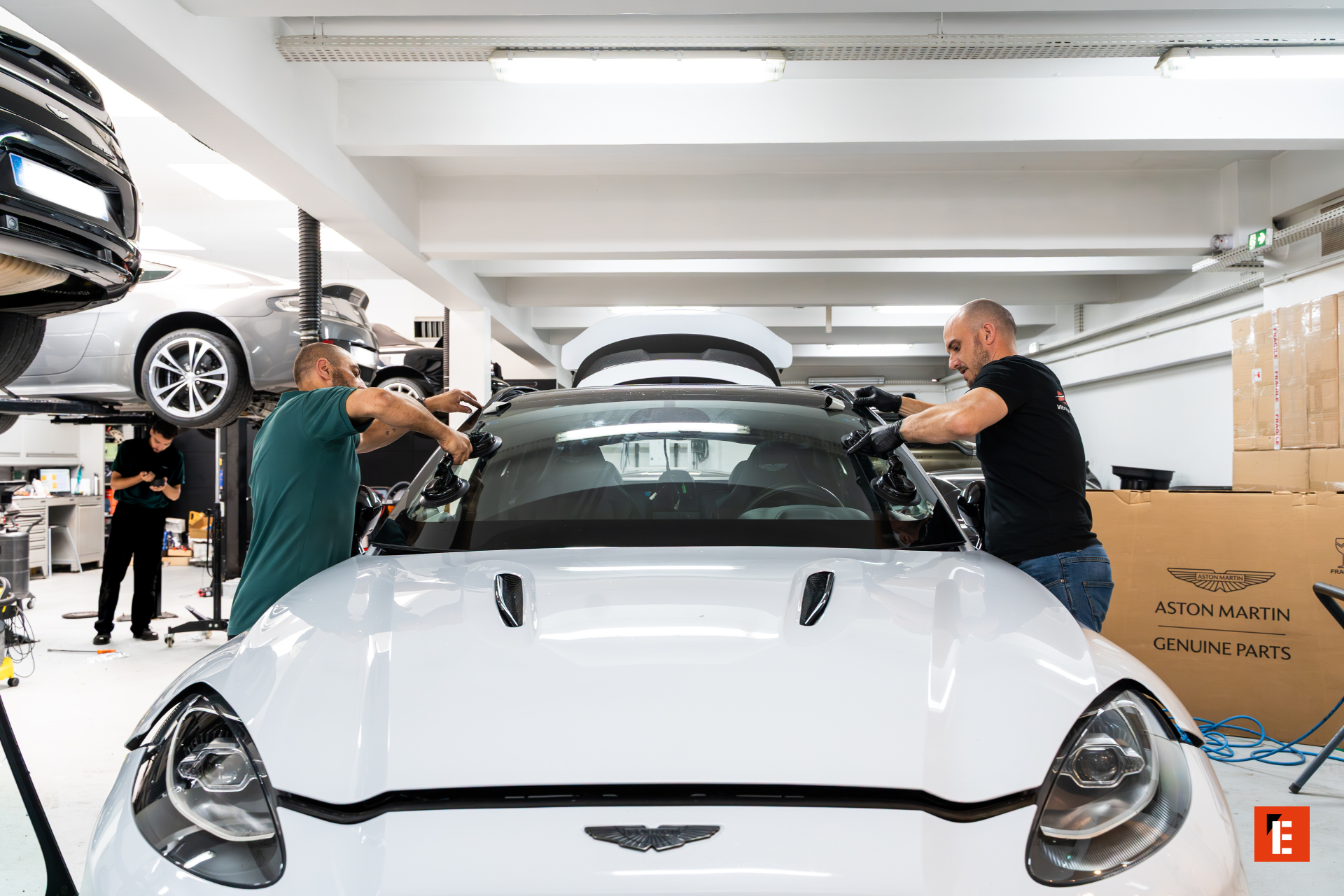 wymiana szyby aston martin w serwisie