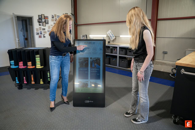 borne tactile verticale en atelier collaboratif