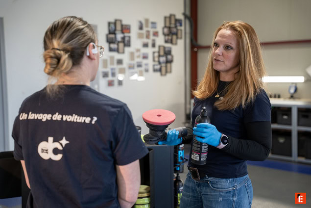 atelier detailing auto : deux femmes en formation
