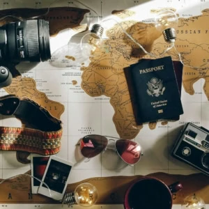 attrezzatura da viaggio: fotocamere, mappa e passaporto