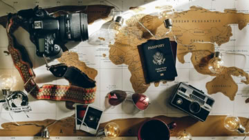 attrezzatura da viaggio: fotocamere, mappa e passaporto