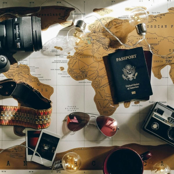 attrezzatura da viaggio: fotocamere, mappa e passaporto
