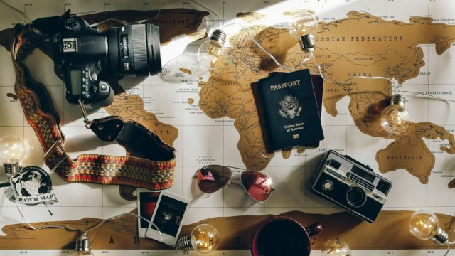 attrezzatura da viaggio: fotocamere, mappa e passaporto
