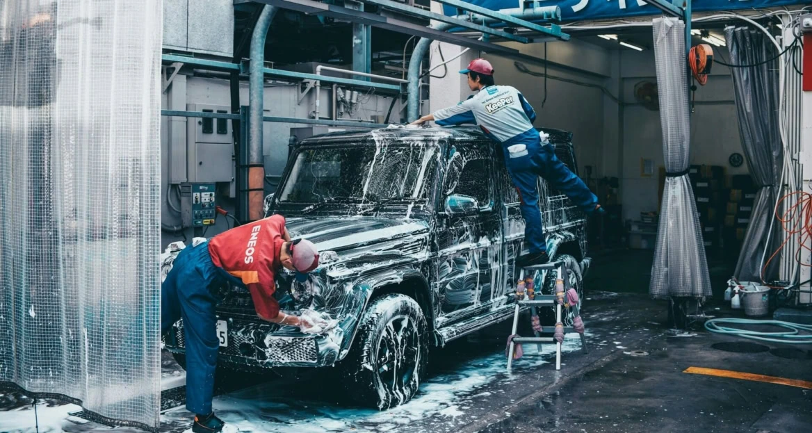 professionelle suv autowäsche in waschhalle mit schaum