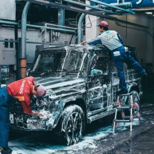 professionelle suv autowäsche in waschhalle mit schaum