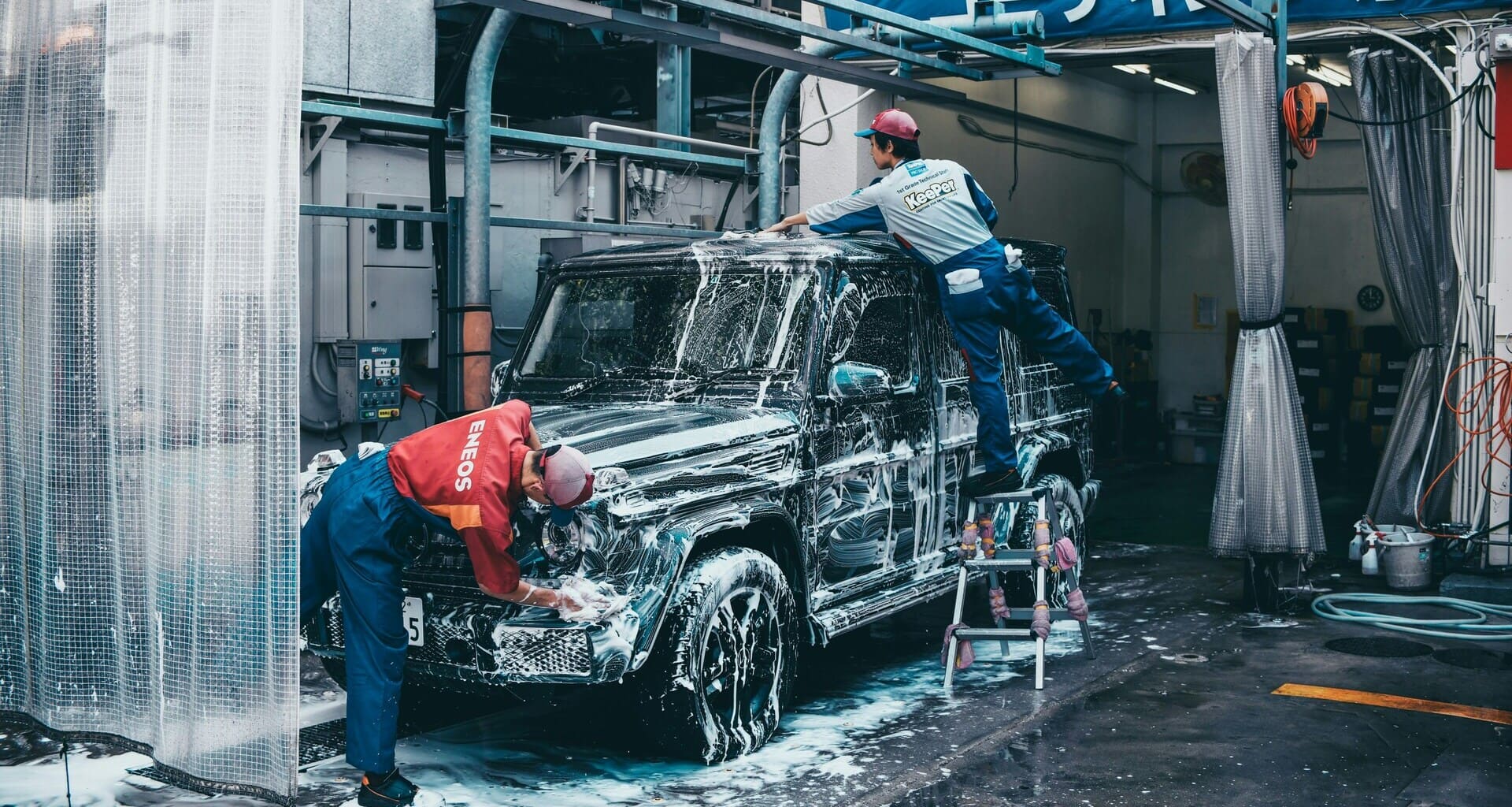 professionelle suv autowäsche in waschhalle mit schaum