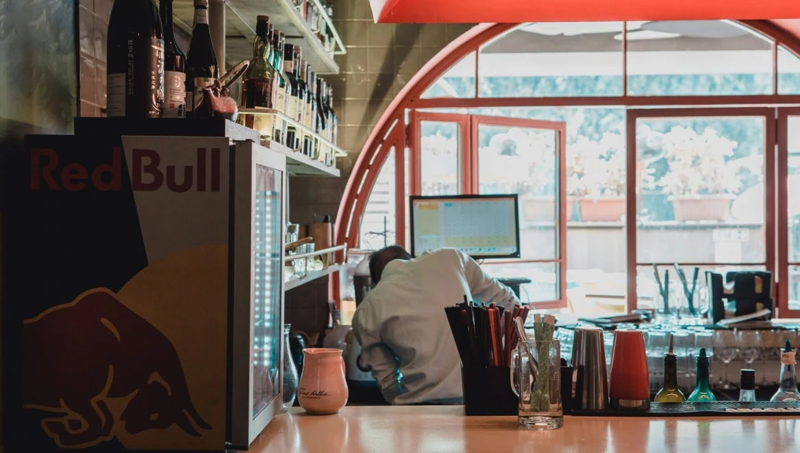 comptoir de bar cosy sous fenêtre arquée