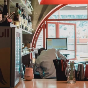 comptoir de bar cosy sous fenêtre arquée