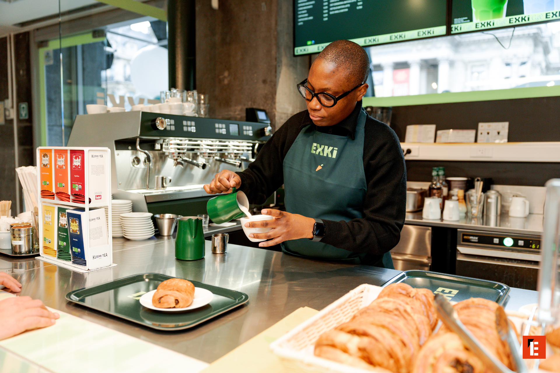 barista prépare latte art dans le café exki