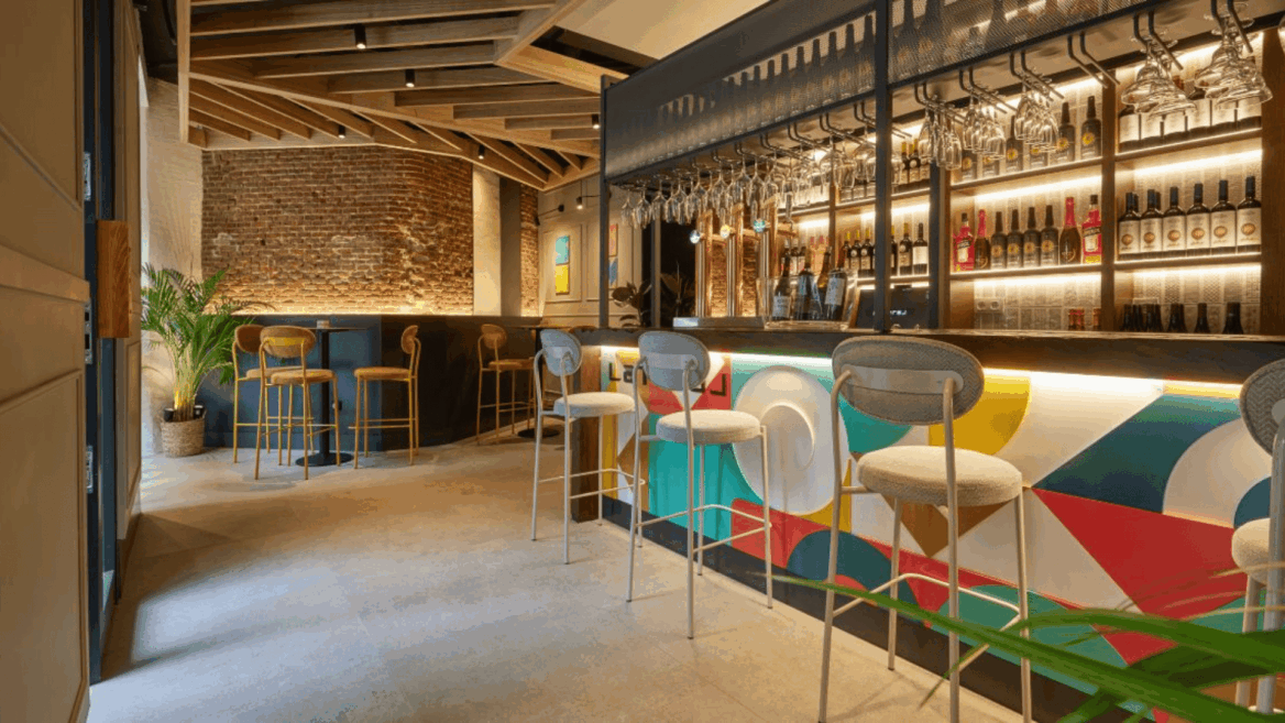 bar industrial moderno con barra geométrica y ladrillo curvo