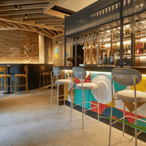 bar industrial moderno con barra geométrica y ladrillo curvo