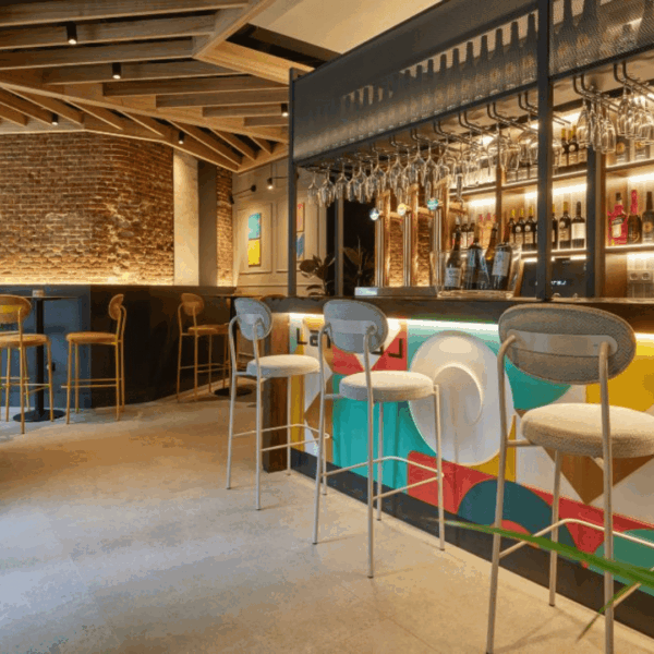 bar industrial moderno con barra geométrica y ladrillo curvo