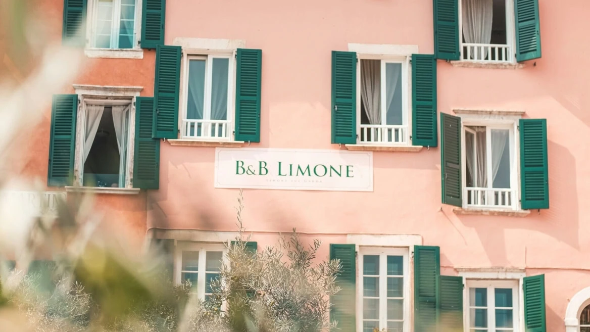 b&b limone: facciata salmone con persiane verdi