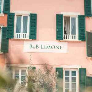 b&b limone: facciata salmone con persiane verdi