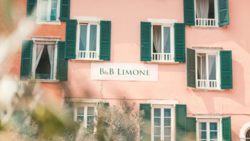 b&b limone: facciata salmone con persiane verdi