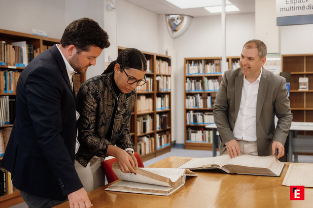 consultation de grands formats darchives en bibliothèque