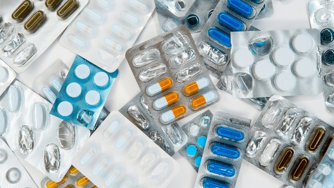 blister di pillole e capsule assortite