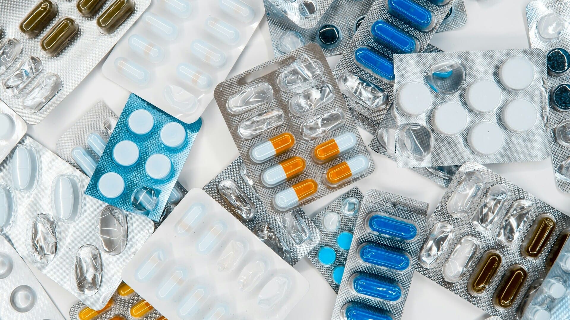 blister di pillole e capsule assortite